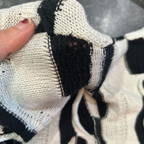 Forever 21 Small Black White Long Sleeve Sweater - Picture 9 of 9